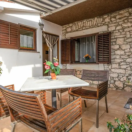 Holiday home Cozy In Cokuni With Kitchen Mutvoran